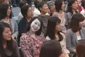 日本诡异歪头姐：脸色惨白，头和脖子弯成90度角，真实存在吗？图片