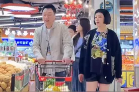 58岁港星黎耀祥定居中山，和爱妻超市买菜无人识，身材健硕没架子图片
