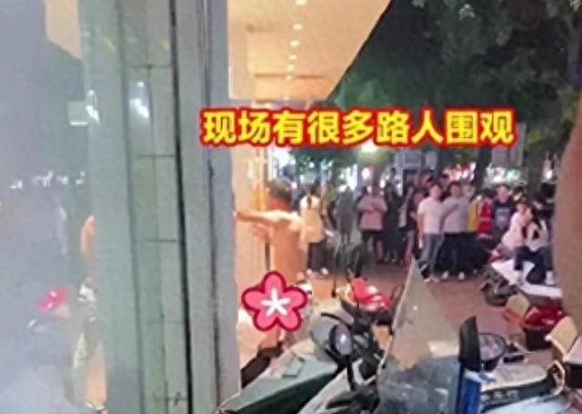 福建情侣闹市区行云雨之事，围观群众争相拍摄！