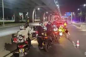请您别再违规上高架！图片