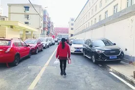 道路两侧乱停车 市民忧心盼解决图片