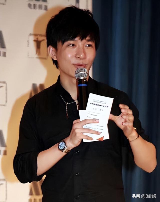 边侧：央视最帅主持，与母亲通话后却从8楼一跃而下，年仅32岁！