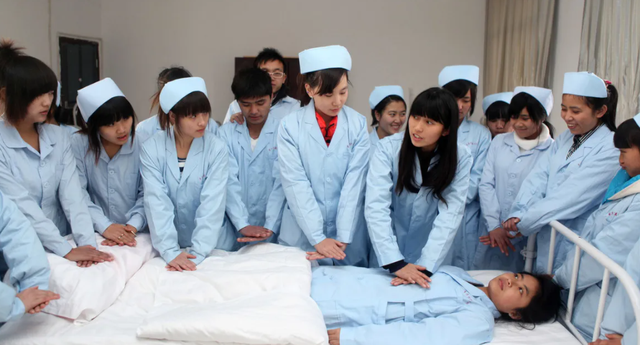 护理专业学生上课淘气，拿人形模特取乐，网友：不要让他毕业
