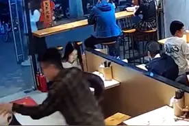 男子将面汤扣在女生头上扬长而去，店家：已报警，他们互相认识图片