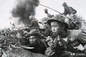 十五六岁的越军娃娃兵，举着冒烟手榴弹扑向解放军，想同归于尽图片