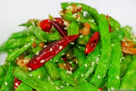 焦香微辣的干煸四季豆，简单做法，解馋下饭，入秋必备的家常菜图片