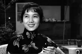 她被誉为“评剧皇后”，她主演的《刘巧儿》《花为媒》红极一时，她将勇敢追爱的女性形象演绎得触动人心图片