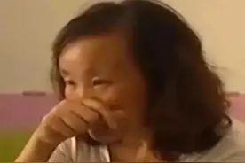 母亲在家与男友潇洒，儿子却在外露宿街头，母亲：饿不死他就行图片