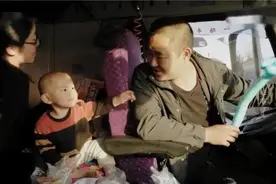 山东夫妻24小时生活在卡车上，只敢在晚上出门，载的货比命还重要图片