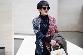 真正懂打扮的中年女人，少不了一条“丝巾”，提升气质又洋气图片