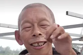 网红“尬舞猴王”近况！躺楼道里无人问津，曾因母亲要房遭退回图片