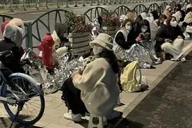 上万人深夜露宿上海街头，颠覆三观：这些人到底怎么了？图片