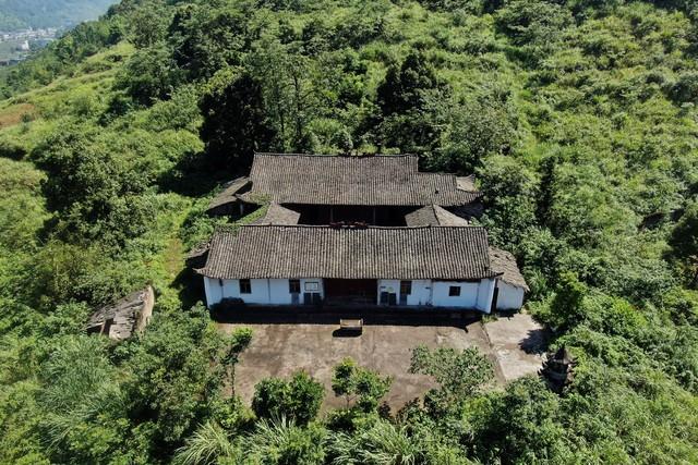 家在巴山山顶上