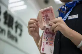 把钱放银行存定期，为何工作人员建议存1年，而不是存3年呢？图片