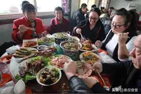 东北农村吃席“怪象”，满桌的大鱼大肉，为何多数人随礼只赶10元图片