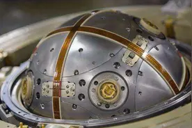 任何导弹都少不了一个关键部件，陀螺仪图片