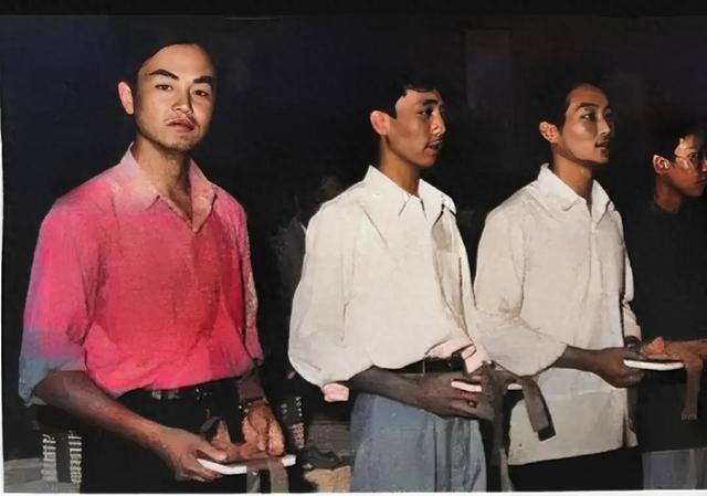 1981年难得一见的王毅大学时期照片：俊朗容颜与周总理神似