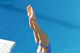 为什么跳水比赛时，运动员跳完水后都会去另一个池子洗澡？图片