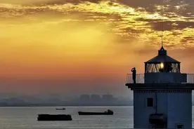 夫妻俩在孤岛上守灯塔23年，赶毒蛇、喝雨水、自己种菜，儿子18岁就接班｜一家四代领航人的“百年孤独”图片