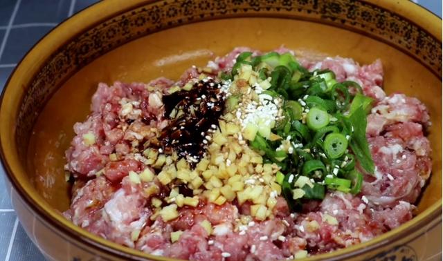 小吃店老板教我调肉馅秘方，她家馄饨天天排不上队，肉馅鲜嫩多汁
