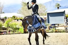 甜蜜放闪！吴彦祖晒照庆贺爱妻Lisa赢得德比马赛冠军：赢了赢了！她付出了很多努力，我也要加油登上领奖台！图片