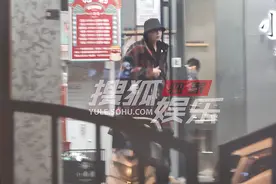 刘宇宁会友门口张罗超活跃 穿红格子外套显帅气图片