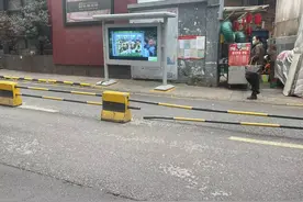 听众爆料：市府路隔离石墩钢筋裸露，安全隐患太大图片
