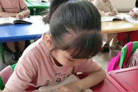 女孩一年级成绩平平，四年级逆袭成学霸，从小抓好这件事你娃也行图片