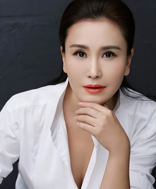 内地娱乐圈7位年逾50仍未婚的著名女星，谁让她们变成了这样？
