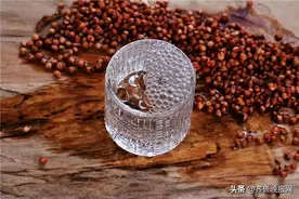 买白酒时，认准酒瓶上“2个记号”，都是100%纯粮食酒，放心买图片