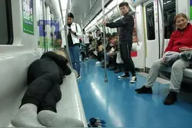 “地铁硬卧事件”乘客直呼味道受不了，无赖道德断崖下跌刷新三观图片