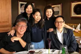 63岁姜育恒疑回山东老家！兴奋喝酒满脸通红，6人吃4盘菜太俭朴图片