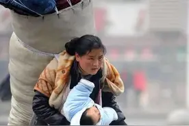 12年前感动中国的“春运妈妈”，如今找到了，怀中孩子已离世图片