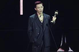 歌手陈奕凡私密视频泄露，48秒浴室片段被疯传，录像人是他的女伴图片