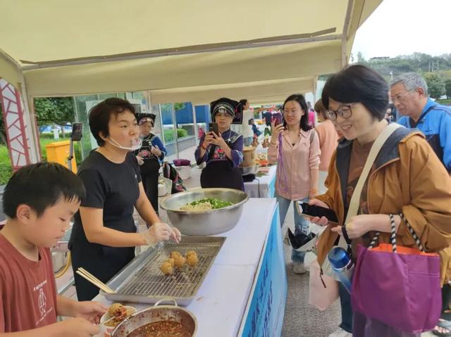 贵阳东站“非遗”集市展示贵州优秀文化