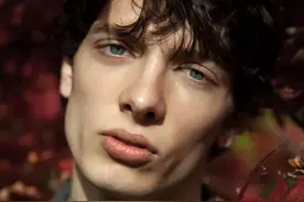 非主流男模登上 VALENTINO 时尚秀场，终于获得了主流的认可图片