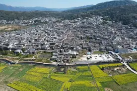 云南腾冲的古镇美食，百年重口味早餐，当地人天天吃不腻图片