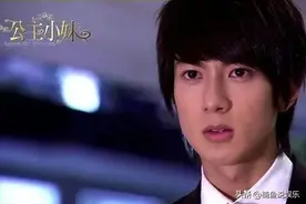 43岁吴尊身材太棒了！光膀子打球肌肉抢镜，晒成古铜色很有男人味图片