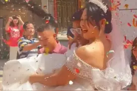 40岁男子迎娶二婚新娘，下车时抱不动，14岁儿子抱起妈妈送她出嫁图片