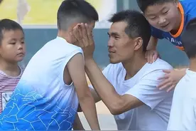 80后“白发校长”火爆全网：唯有坚守，方得始终图片