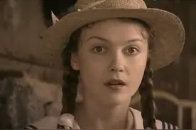 《钢铁是怎样炼成的》中冬妮娅扮演者现状：芳华不再，生女像父图片