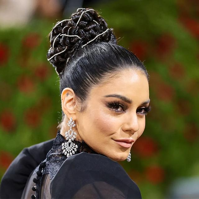 vanessa hudgens 使用了pat mcgrath laboratories skin fetish