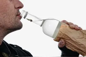 长期喝白酒能延年益寿，预防肿瘤？安全的饮酒量是多少？答案来了图片