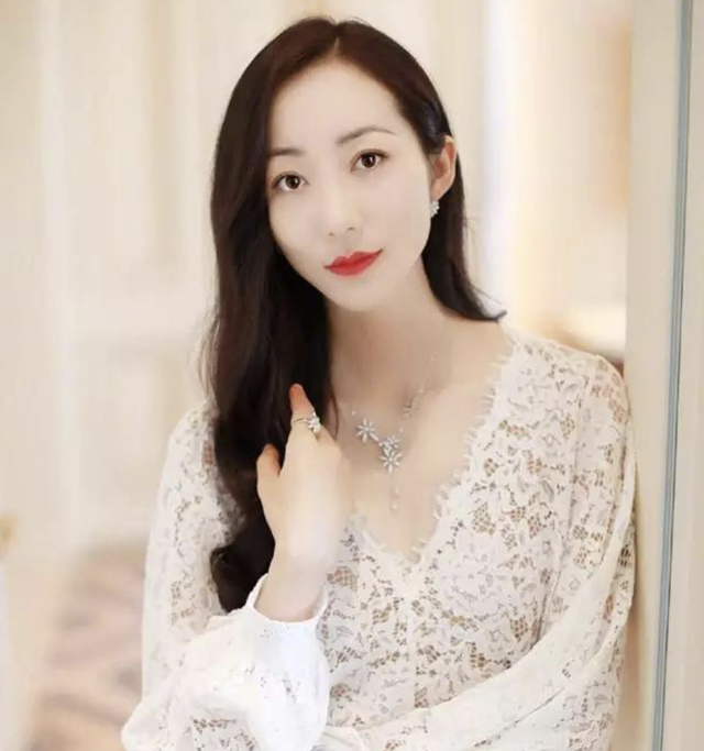 表面是艺人，实际是富家千金的7位女星，她们最不怕的就是潜规则