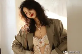 最近火了一种穿法叫：“西装+胸衣外穿”，高级显瘦，回头率超高图片