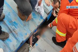 揪心！八旬老人被困楼顶排水槽，如何脱困？图片