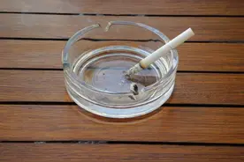 为啥不建议往烟灰缸里倒水？害人害己，不知道你有没有这样做过？图片