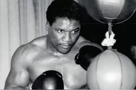 他与3个不同时代的拳坛霸主交锋，生活混乱，晚年命丧侄子手中图片