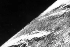 1946年的今天，人们第一次从太空看到地球图片
