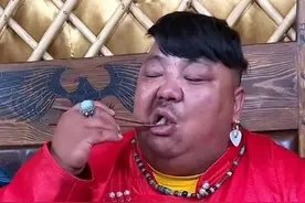 内蒙网红恩克：和好兄弟反目成仇，直播时吐血，睡觉要用呼吸机图片